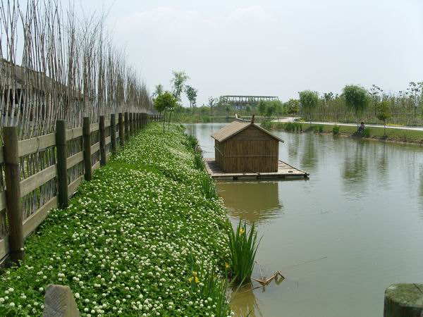 2.北部——休閑區 度假村北部有騎馬場、會所等,讓人們在體驗鄉土情懷的同時還可以體驗到高端時尚的活動,還有上等白茶的種植場,每年特定的時節,可在此體驗采茶、炒茶、品茶活動。 五、景觀特色與亮點 1.細節之處均采用原生態低成本的材質設置 裸心谷度假村景觀設計建造均采用環保材料,最大限度地就地取材,商業建筑的外墻、餐廳的麻繩吊頂、酒店的竹竿吊頂、夯土小屋的草制屋頂、混凝土圓筒外墻、朽木棧道等,均充分利用山體原貌及原生態材質,營造回歸自然、返璞歸真的純樸體驗感。