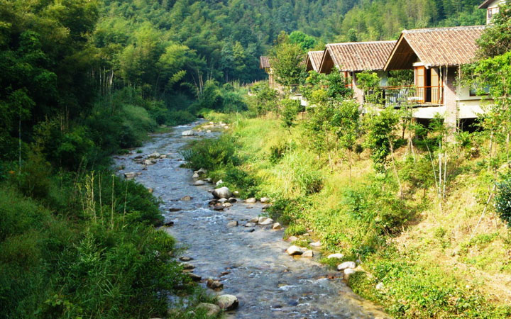 森林旅游规划公司：十字水度假村建筑多临溪而建以保护水流不受阻挡