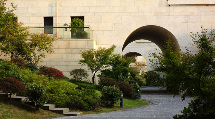 湿地旅游策划咨询公司：杭州西溪湿地公寓建筑旅游规划底部均设有桥洞空间